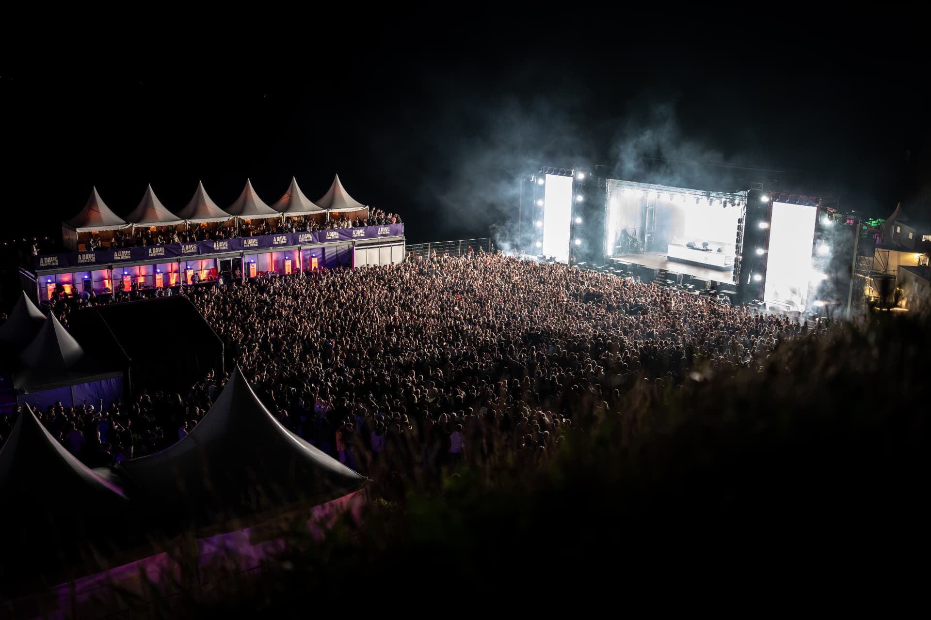 Festivalpublik på kvällen